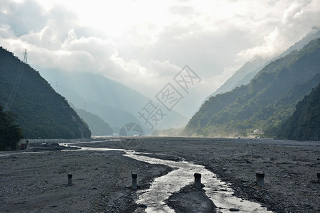 山间干涸的河流或湖泊图片