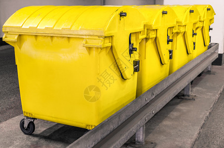 对可供回收特殊垃圾的黄色废物容器的观察环境图片