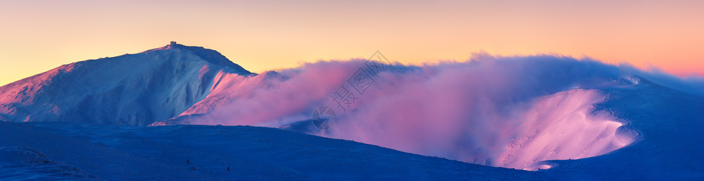 冬季的山脉景观全景黎明和太阳第一线喀尔巴阡山图片