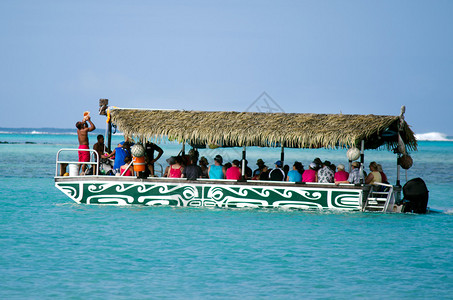 游客乘游船在2013年日在拉罗汤加的穆里泻湖上空旅行库克斯群岛在很大程度上未受到旅游业的破坏图片