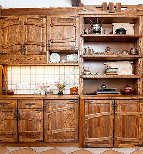 乡村风格厨房的木制家具图片