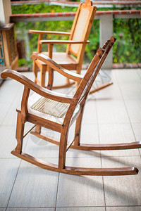 异国情调酒店露台上的木制摇椅图片
