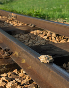 有石头的铁路轨道图片