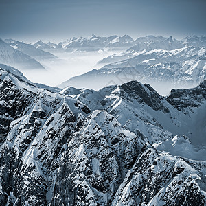 瑞士阿尔卑斯山的雪山从瑞士图片