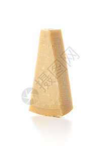 孤立在白色背景上的帕尔马干酪三角图片