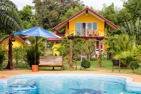 在房子旁边的游泳池泰国图片