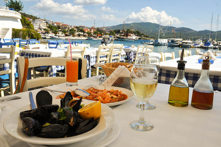 希腊度假胜地的海鲜晚餐图片
