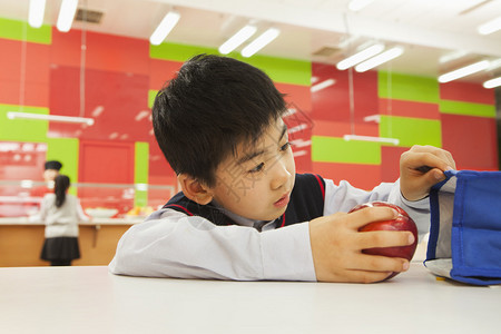 校男孩检查学校食堂背景