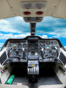驾驶舱飞机上的仪表板图片