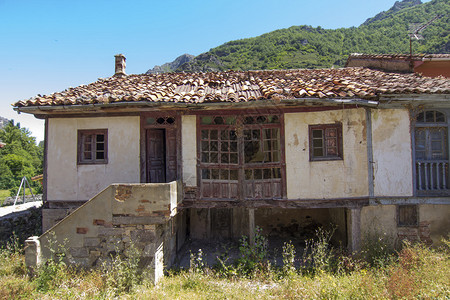 山中废弃的老房子图片