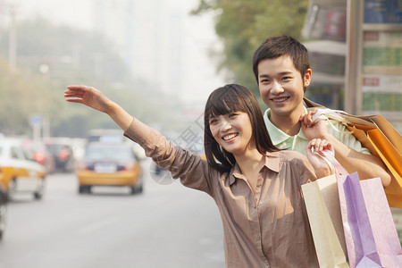 年轻夫妇带着购物袋在北京的一家图片