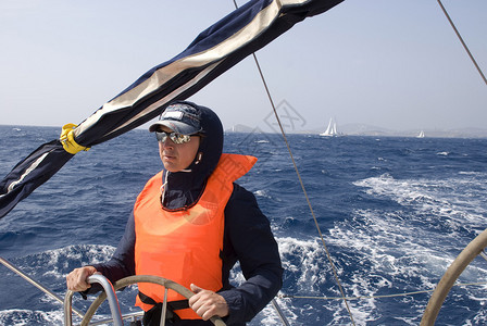 船长在爱琴海的一艘Regatt图片