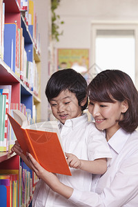 学生和老师阅读图片
