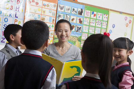 教师在小学念书时图片