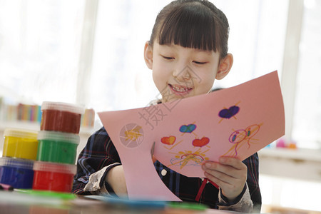 女学生在课堂上剪画北京图片