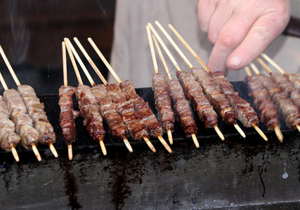 在发光的煤上烤的非常美味的牛肉串待售图片