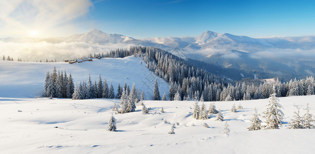 在山上一个阳光明媚的早晨的冬季景观山上的牧羊人小屋喀尔巴阡山脉图片