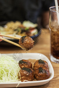 日本小吃章鱼烧和牛肉特写图片