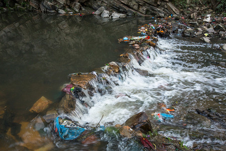 喜马拉雅山的环境污染巴格马提图片