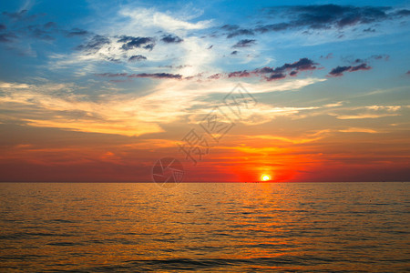 美丽的日落在海洋之上图片