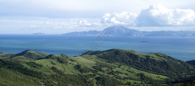 从西班牙塔里法山丘上取出的穿越直布罗陀海峡的一面观点图片