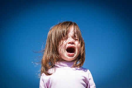 一个孩子在炎热的夏日哭泣图片