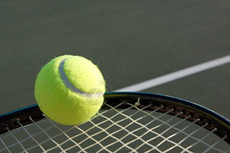 球拍上的网球有复印空间图片