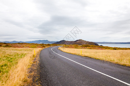冰岛美丽的山路图片