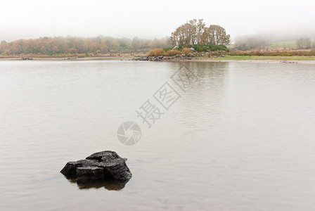 马德里共同体秋天的湖景观图片