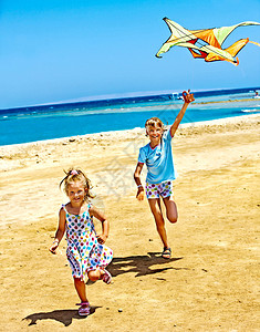 孩子们在海滩放风筝图片