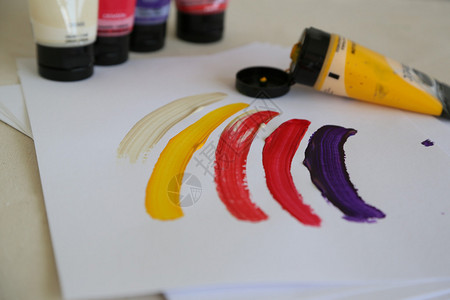 白纸上用丙烯颜料画出的彩色笔触图片