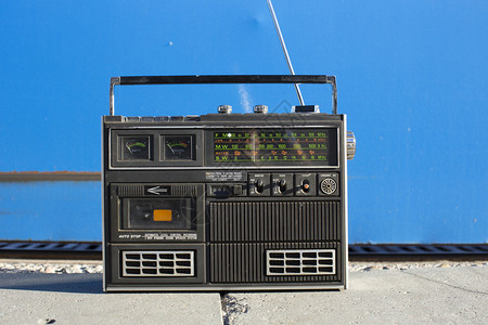 坐在外面墙上的老式晶体管收音机图片