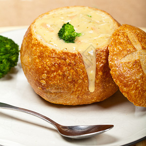 用烤圆面包碗盛汤的午餐图片