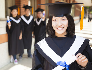 拥有同学毕业文凭的漂亮女子大学图片