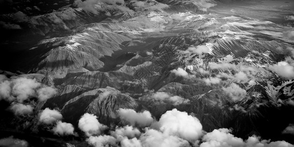 午末光下雪盖山峰的山脉空中图片