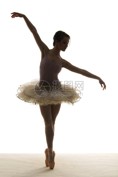 白色背景上的剪影芭蕾舞演员图片