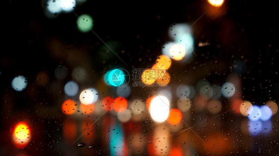 在下雨的夜晚驾驶图片