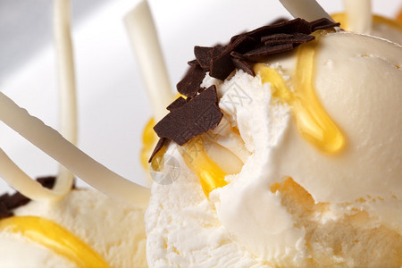 香草冰淇淋上蜂蜜上面放着黑巧克力片图片
