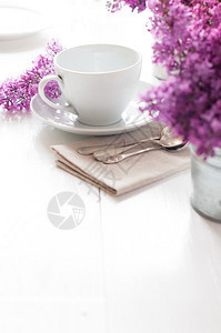 清晨茶桌用白木板上花朵旧勺子和用具图片