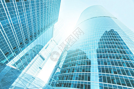 对未来玻璃高层建筑摩天大楼商业现代城市钢浅蓝色背景的全景和前瞻广角视图成功的工业建图片