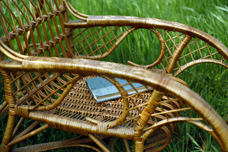 花园里的柳条摇椅图片