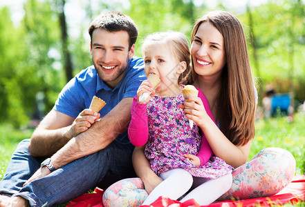 吃冰淇淋的幸福家庭图片