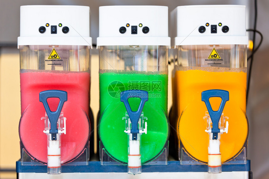 碎果冰饮料分配器与颜色茶点图片