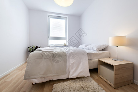 白色现代室内房间的双人床图片