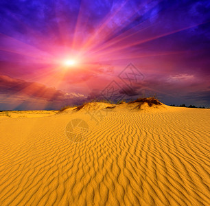 黄沙上的沙漠日落图片