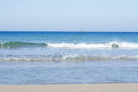 波浪海清晰地平线的照片图片