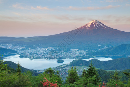 冬季箱根芦之湖日出前的富士山图片