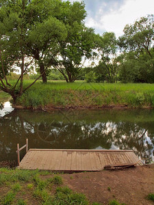 池塘水位的镜像图片