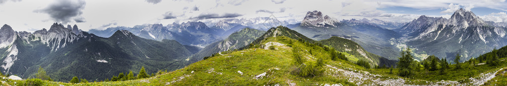 Dolomites是位于意大利东北部的一个山脉图片