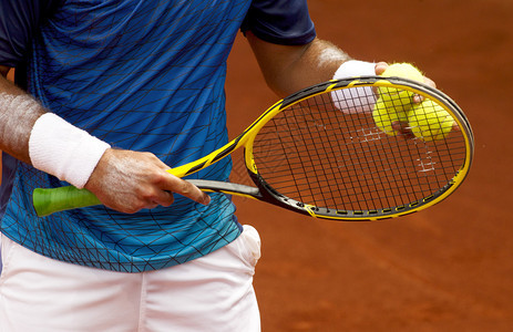 网球运动员在比赛中检查球是否发球图片
